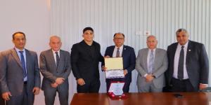 رئيس
      جامعة
      حلوان
      الأهلية
      يكرم
      بطل
      إفريقيا
      في
      المصارعة
      الحرة