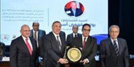 جامعة
      القاهرة
      تكرم
      رئيس
      المحكمة
      الدستورية
      العليا
      تقديرًا
      لمسيرته
      القانونية
      والقضائية