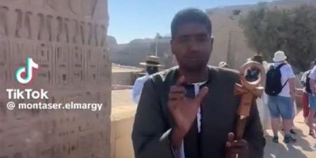 مصري
      يبهر
      السائحين
      بسبب
      لغته
      ...