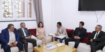 رابطة
      المقاولين
      الشباب
      تجتمع
      بنواب