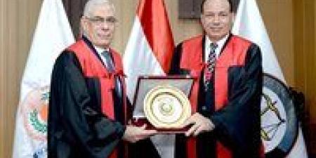 منح
      الدكتوراه
      الفخرية
      للنائب
      العام
      من
      جامعة
      المنصورة
      تقديرًا
      لإسهاماته
      في
      دعم
      العدالة