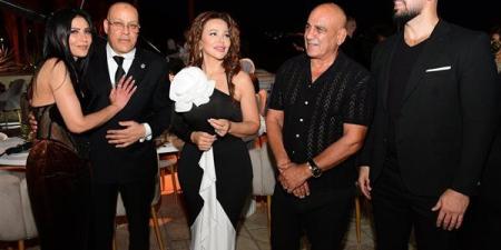 بحضور
      ياسر
      جلال
      وسوزان
      نجم
      ...
