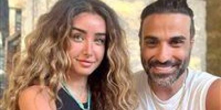 هل
      عاد
      أحمد
      فهمي
      و
      هنا
      الزاهد
      مرة
      أخرى؟..
      الفنان
      يجيب