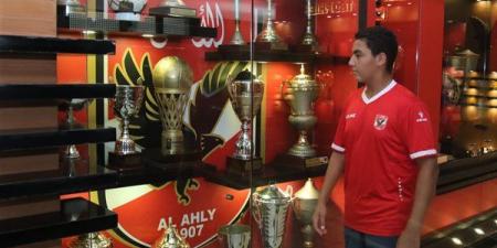 الاهلي
      يعلن
      عن
      التعاقد
      مع
      عمر
      قنديل
      لتدعيم
      فريق
      التنس