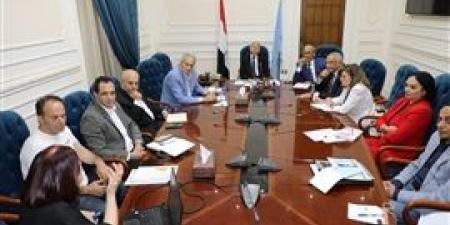 محافظ
      القاهرة
      يناقش
      بدوان
      عام
      المحافظة.
      عدد
      من
      القيادات
      التنفيذية
      للحفاظ
      على
      تراث
      القاهرة
      كواحدة
      من
      أقدم
      العواصم
      فى
      العالم.
