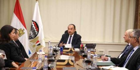 وزير
      قطاع
      الأعمال
      يلتقي
      وفدًا
      من
      ”بريتش
      بتروليوم”
      لمتابعة
      خطوات
      إعادة
      تشغيل
      مصنع
      الأنود
      بالعين
      السخنة