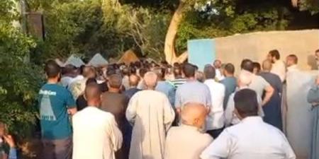 صور
      أهالي
      قرية
      البرجاية
      يشيعون
      جنازة
      "البرجيني"طبيب
      الغلابة
      بالمنيا