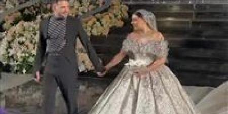 لابس
      قميص
      شفاف..
      الصور
      الأولى
      من
      حفل
      زفاف
      مسلم