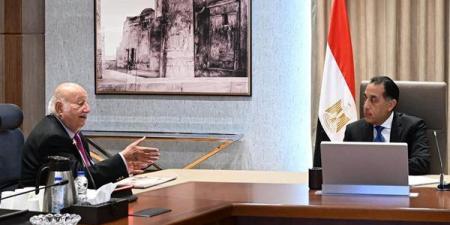 رئيس
      الوزراء
      يستعرض
      مقترحا
      ...