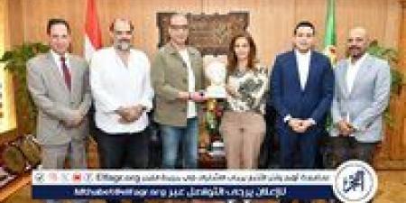 محافظ
      الفيوم
      يناقش
      الاستعدادات
      لانطلاق
      الدورة
      الثانية
      من
      مهرجان
      الفيوم
      السينمائي
      الدولي
      لأفلام
      البيئة
      والفنون
      المعاصرة