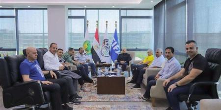 "أبوريدة"
      يبحث
      برنامج
      المنتخب
      الوطنى
      لكأس
      العرب
      مع
      الجهاز
      الفني