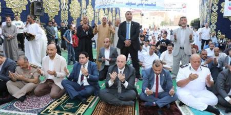محافظ
      بنى
      سويف
      يُؤدي
      شعائر
      الصلاة
      بساحة
      مسجد
      عمر
      بن
      عبد
      العزيز