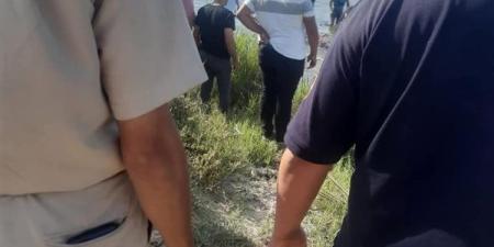 انتشال
      جثمان
      شاب
      غرق
      في
      القناة
      الملاحية
      بدمياط