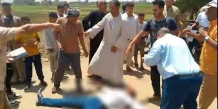 أول
      رد
      من
      وزير
      الزراعة
      على
      واقعة
      الاعتداء
      على
      مسؤول
      حماية
      الأراضي
      بسوهاج