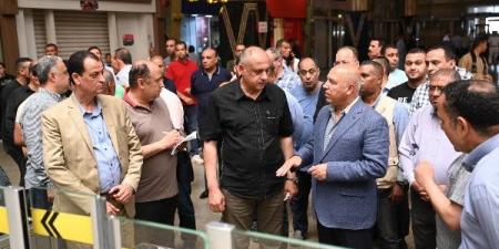 في زيارة مفاجئة.. وزير الصناعة والنقل يتفقد محطة قطارات السكة الحديد برمسيس