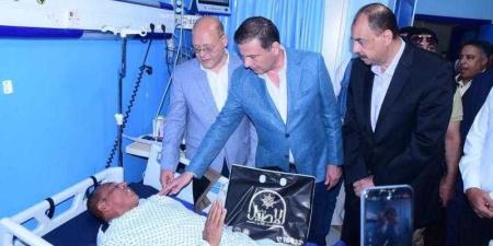 وزير
      الزراعة
      يقرر
      صرف
      25
      ألف
      جنيه
      للموظف
      المعتدى
      عليه
      خلال
      قرار
      إزالة