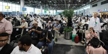 مصر
      للطيران
      تبدأ
      غداً
      جسرها
      الجوى
      لعودة
      حجاج
      بيت
      الله
      الحرام
      إلى
      أرض
      الوطن
      تسير
      10
      رحلات
      جوية