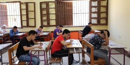 طلاب
      الثانوية
      العامة
      عن
      "التربية
      الوطنية":
      الامتحان
      سهل
      وبعيد
      عن
      التعقيد|
      فيديو