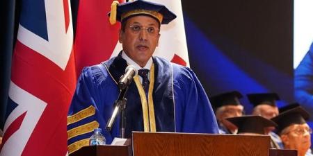 حصول
      رئيس
      الجامعة
      البريطانية
      في
      مصر
      على
      وسام
      شرف
      ملكي