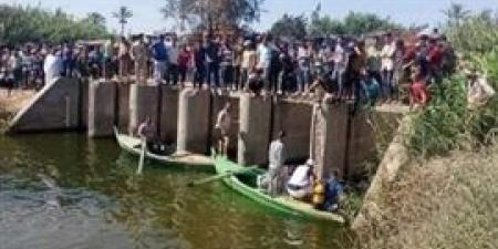 سوهاج..
      غرق
      طفل
      بترعة
      راتب
      بدار
      السلام