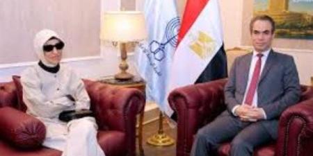 قبل
      افتتاح
      استوديو
      والدها..
      ...