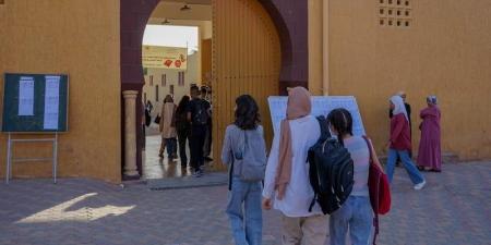 أولياء
      التلاميذ
      ينتقدون
      كلفة
      "مراكز
      التحضير"
      لمباريات
      المدارس
      العليا
