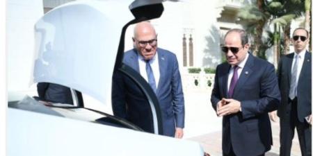 الرئيس السيسى يتفقد عددا من سيارات "سيتروين C4X" المصنّعة محليًا.. فيديو
