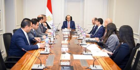 وزير الخارجية يجتمع بقيادات وأعضاء مكتب نائب الوزير لمتابعة ملفات التعاون الخارجي