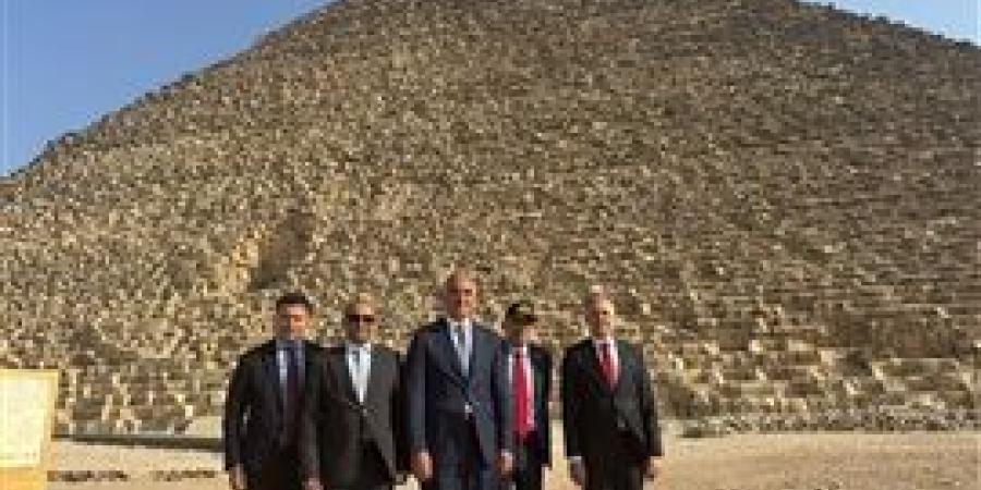 وزير
      الثقافة
      والسياحة
      التركي
      يزور
      منطقة
      أهرامات
      الجيزة