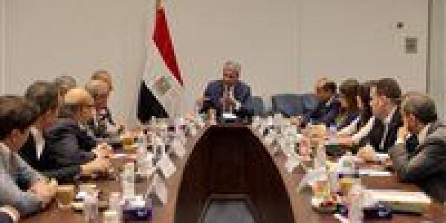 وزير
      السياحة
      يتابع
      التشغيل
      التجريبي
      للخدمات
      السياحية
      في
      أهرامات
      الجيزة