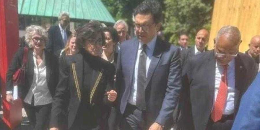 وزير
      الثقافة
      يصطحب
      نظيرته
      الفرنسية
      في
      جولة
      بالجناح
      المصري
      في
      بينالي
      فينيسيا
      للعمارة