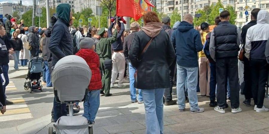 من
      قلب
      موسكو
      ..
      الروس
      يجددون
      العهد
      مع
      نصر
      سطّره
      الأجداد
      بالدم