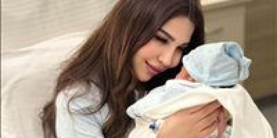 أميرة
      بدر
      بعد
      ولادة
      طفلها
      هارون:
      رزقنا
      الله
      بأميرنا
      الصغير
      شكرا
      من
      القلب
      لكل
      من
      دعى
      له