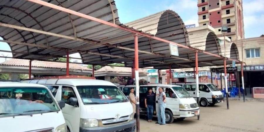 لجنة لحصر التلفيات التي لحقت بالسائقين بسبب سقوط تندة أحد المواقف بقنا