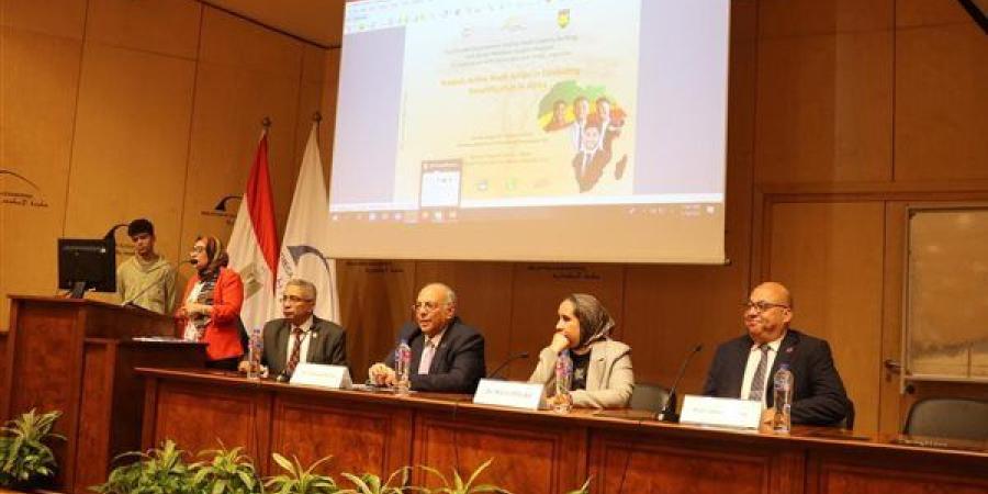 رئيس
      مركز
      بحوث
      الصحراء
      يفتتح
      ...