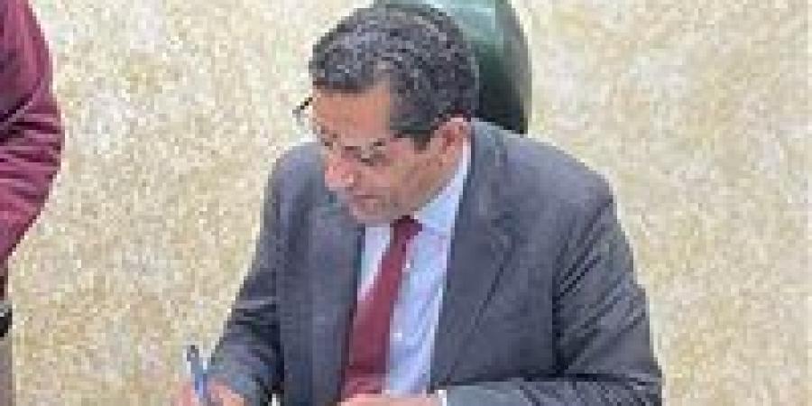 نقيب
      الصحفيين
      يخاطب
      النواب
      لحذف
      ...