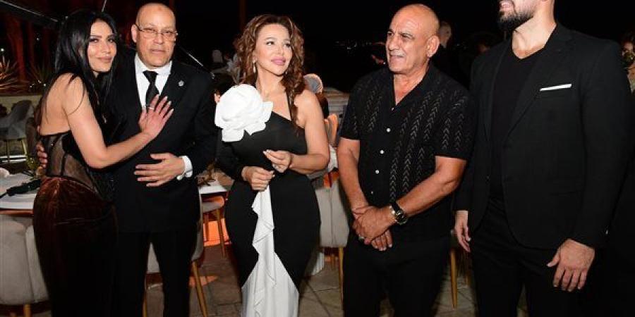 بحضور
      ياسر
      جلال
      وسوزان
      نجم
      ...