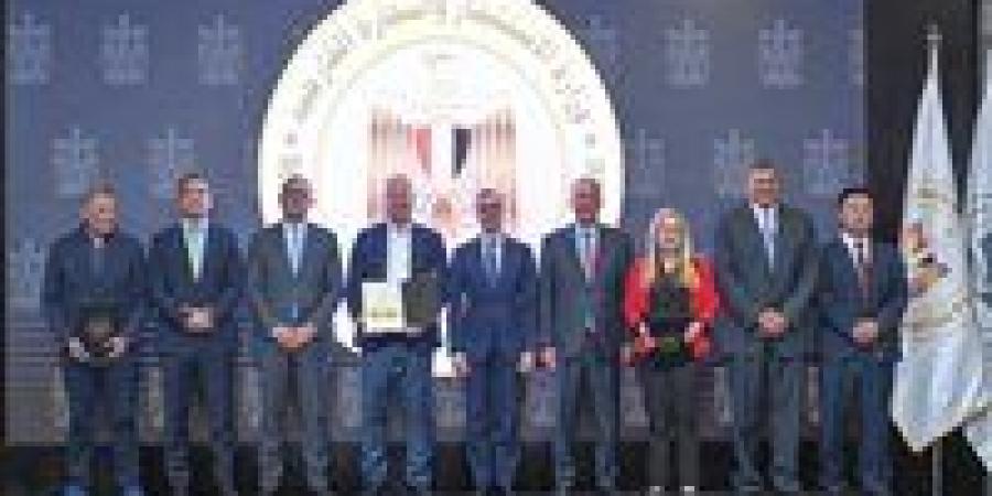 وزير
      الاستثمار
      يسلم
      6
      رخص
      ذهبية
      لمشروعات
      جديدة