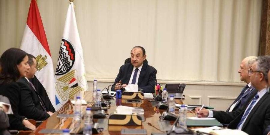 وزير
      قطاع
      الأعمال
      يلتقي
      وفدًا
      من
      ”بريتش
      بتروليوم”
      لمتابعة
      خطوات
      إعادة
      تشغيل
      مصنع
      الأنود
      بالعين
      السخنة