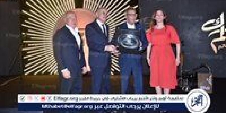 محافظ
      الأقصر
      يشهد
      احتفال
      البنك
      الأهلي
      لتكريم
      عملاء
      المشروعات
      الصغيرة
      بمعبد
      الأقصر