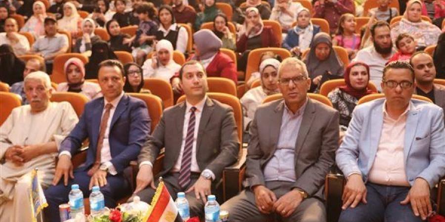 المدرسة
      الرسمية
      الدولية
      بكفر
      الشيخ
      تحتفل
      بتخريج
      الدفعة
      الرابعة
