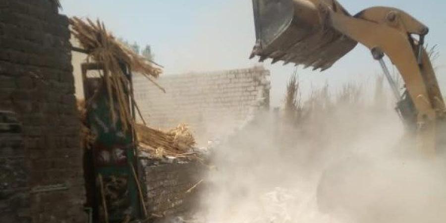 إزالة حالات تعد على أرض زراعية ورفع 16 طن قمامة بمركز ناصر ببني سويف