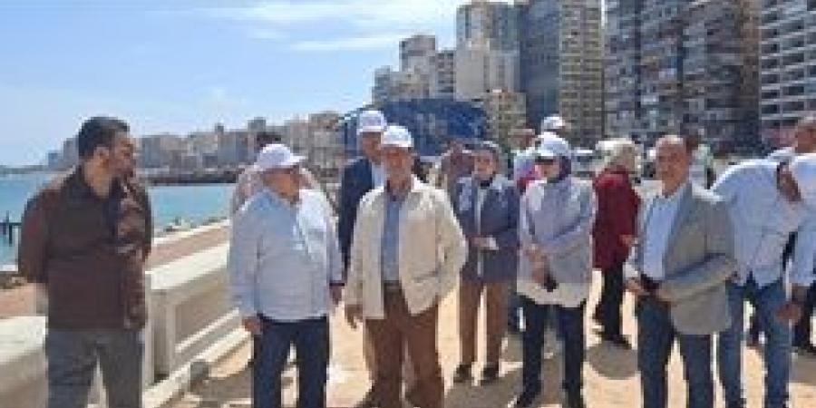 رئيس
      المركزي
      للتعمير
      يتفقد
      مشروعات
      الطرق
      وتوسعة
      كورنيش
      الإسكندرية
      من
      المنتزه
      إلى
      فندق
      المحروسة
