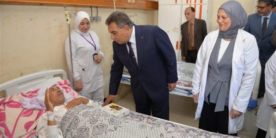 محافظ
      الدقهلية
      يهنئ
      المرضى
      والأطقم
      الطبية
      بالعيد
      خلال
      زيارته
      لمستشفى
      التأمين
      الصحي
      بسندوب