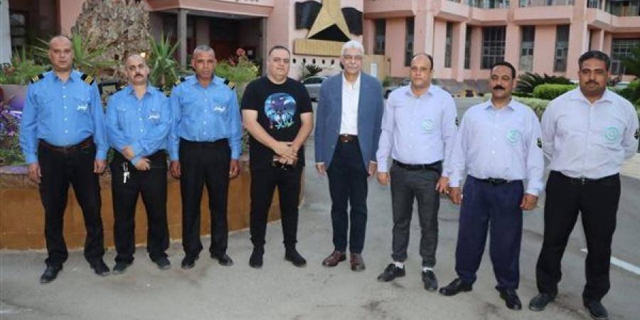 القاصد
      يهنئ
      أفراد
      الأمن
      بإدارة
      الجامعة
      والمجمع
      النظري
      المكلفين
      بالنوبتجية
      خلال
      عيد
      الأضحى