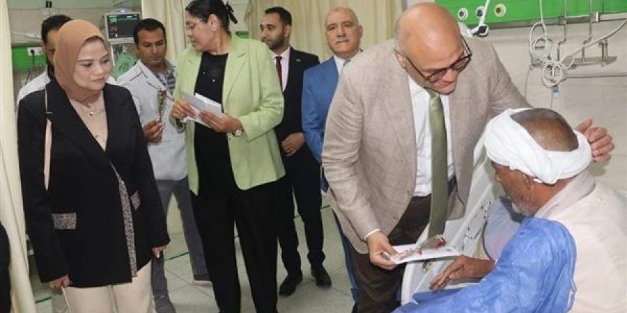 محافظ
      القليوبية
      يرسم
      البهجة
      ...