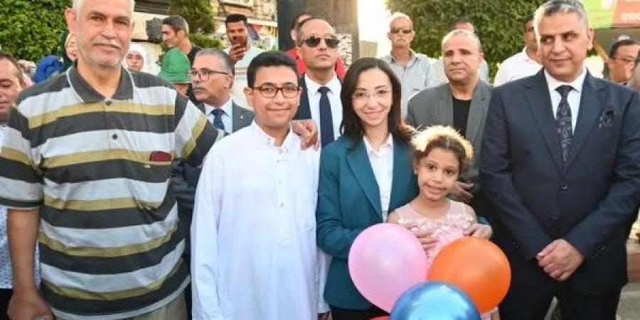 محافظ البحيرة تشارك المصلين احتفالات العيد وتوزع الهدايا على الأطفال