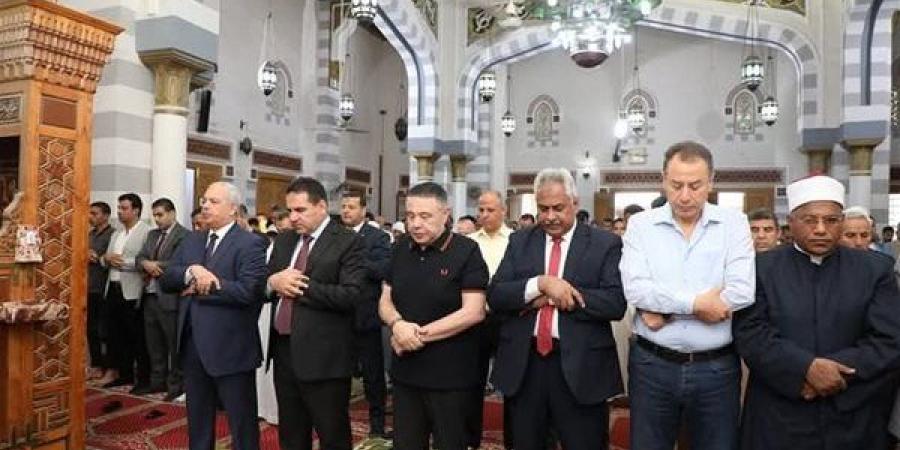 محافظ
      البحر
      الأحمر
      يؤدي
      صلاة
      عيد
      الأضحى
      المبارك
      بمسجد
      عبد
      المنعم
      رياض
      بالغردقة..
      صور