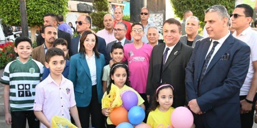 محافظ
      البحيرة
      تُشارك
      المواطنين
      فرحة
      العيد
      وتوزع
      الهدايا
      على
      الأطفال