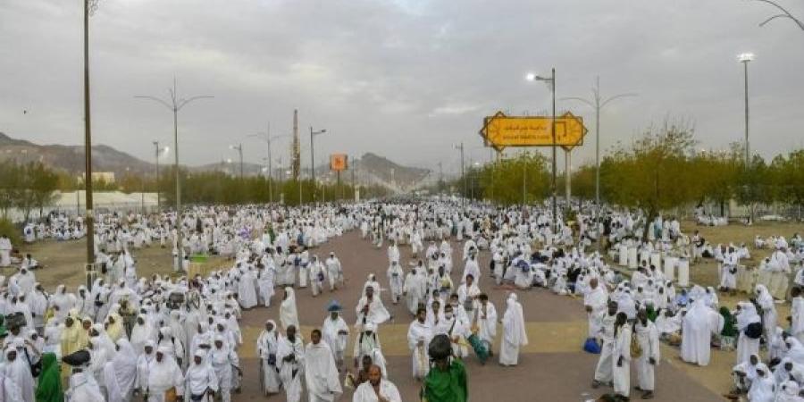 بعد الوقوف ب " عرفات" الحجاج ينفرون إلى مزدلفة